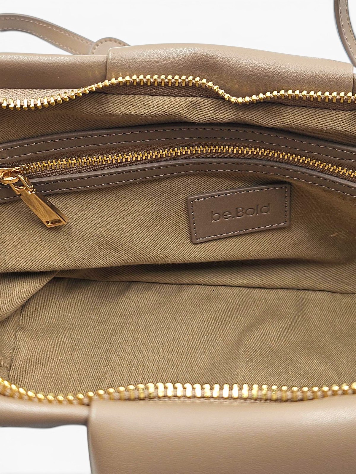 The.Chai opened to show its cotton lining and zipped interior pocket