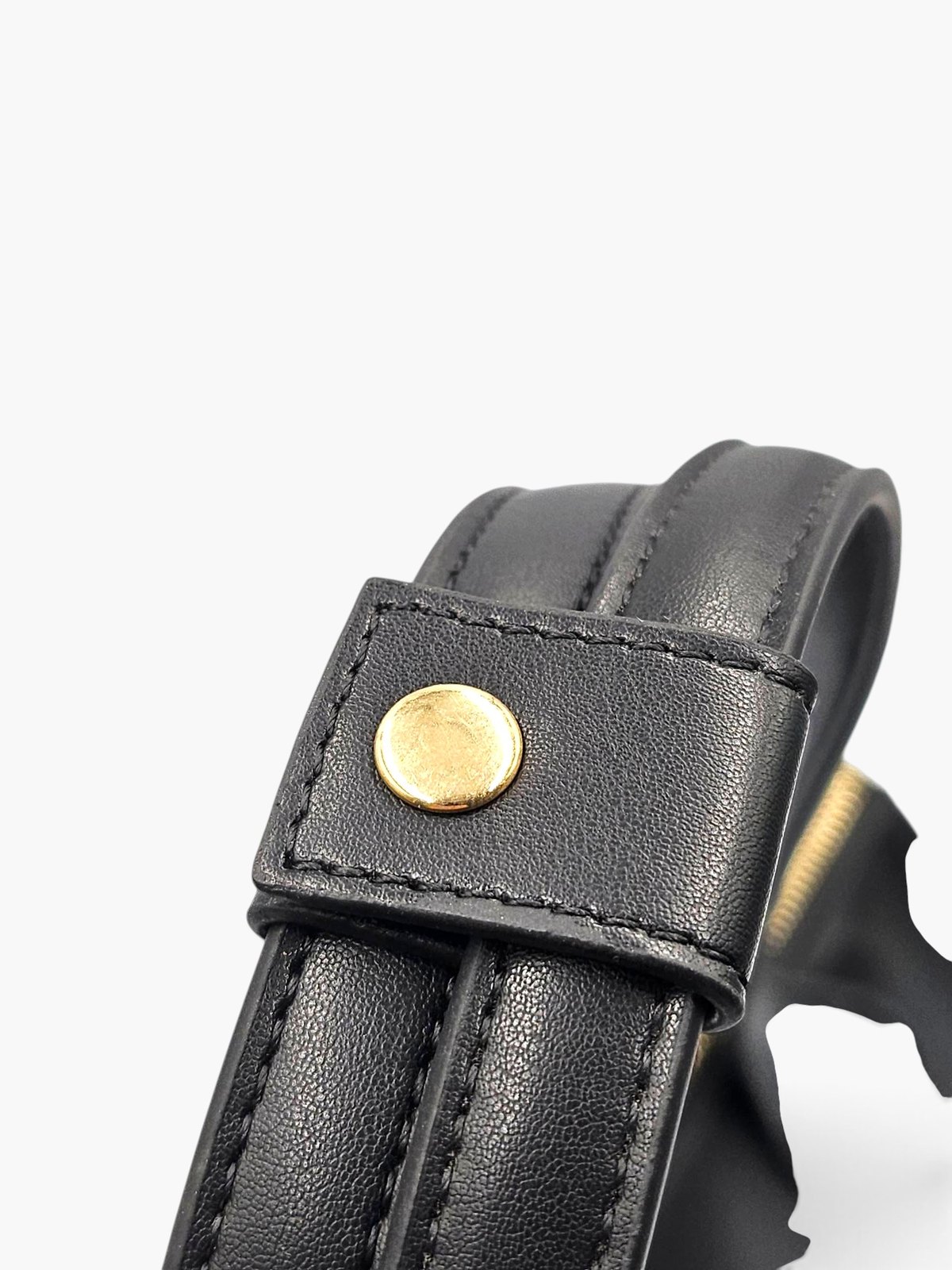 Close-up of the gold-coloured button clip on The.KDD's strap